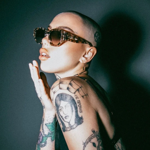 DEZI CHARGE IT ALLUDED NUDE / SMOKE GRADIENT SUNGLASSES - Picture 5 of 7